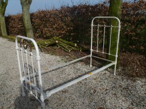 Antiekf frans spijlenbed Flair