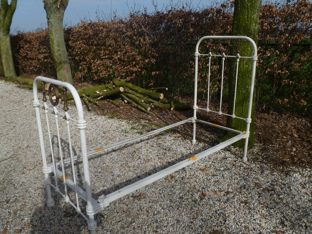Antiek Frans spijlenbed Flair 1 Antiekf frans spijlenbed Flair