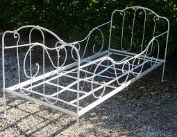 antiek frans spijlenbed curly www.dehebberij.nl